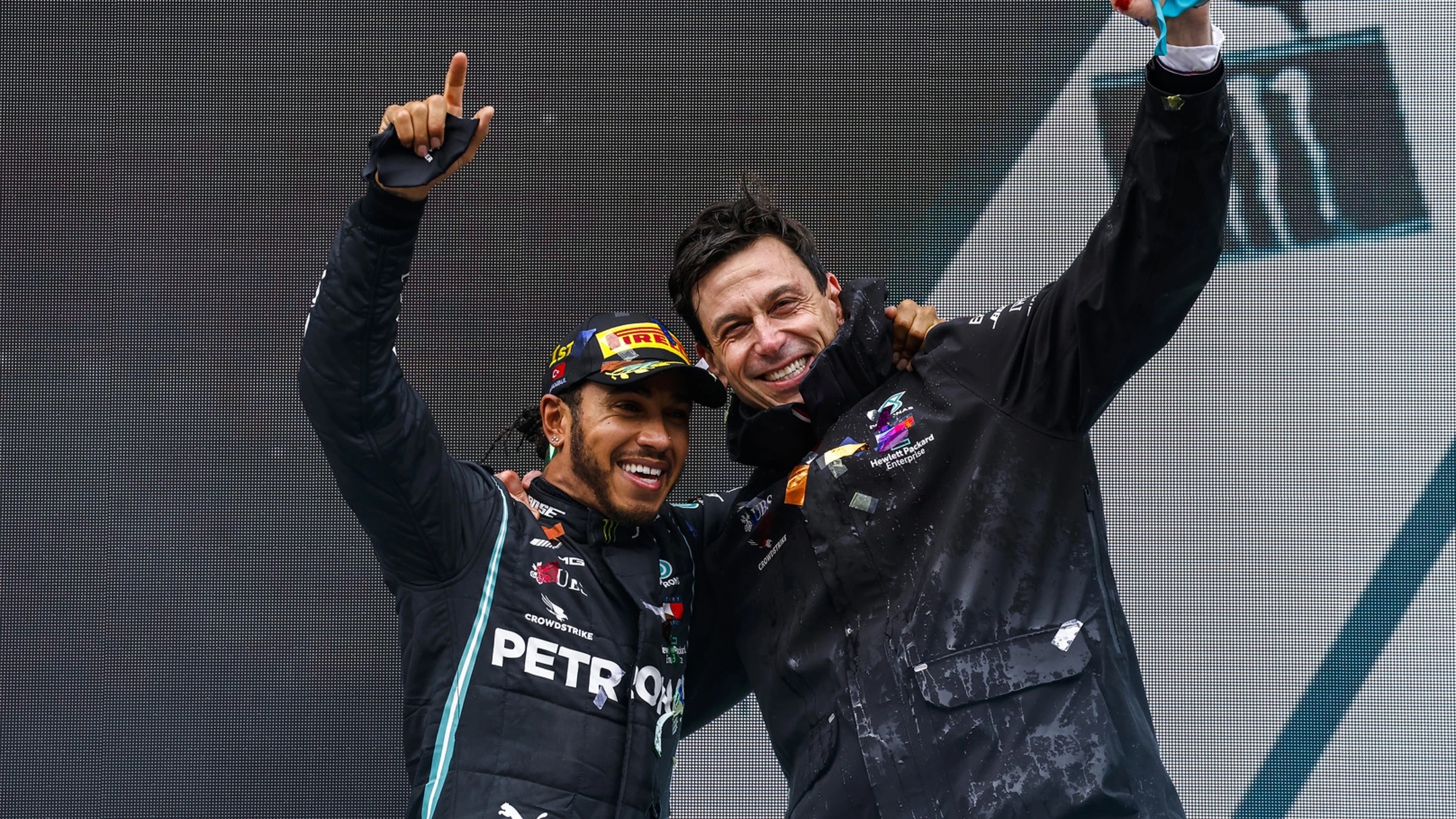 Hamilton en rouge : le septuple champion quitte Mercedes pour rejoindre ...